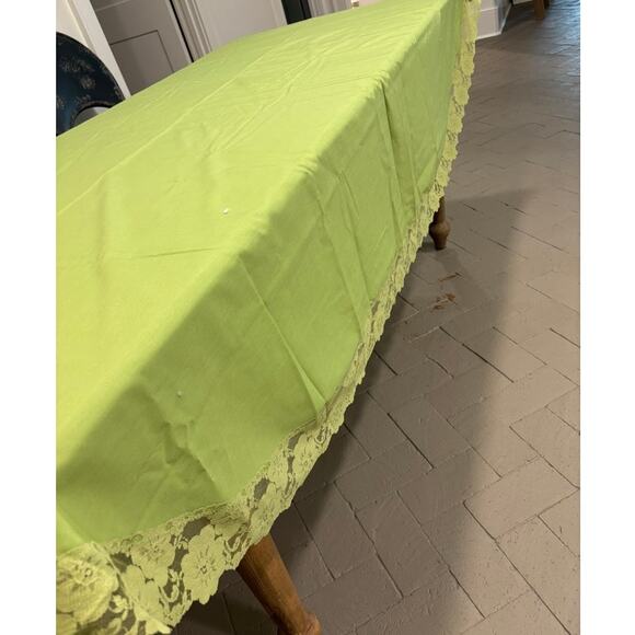 Vintage Lime Green Tablecloth with Lace Trim – Floral Edge Rectangle Table Cover - Picture 2 of 4